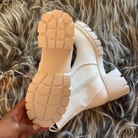 Brand New.  All white patent pleather boots - Picture 4 of 4